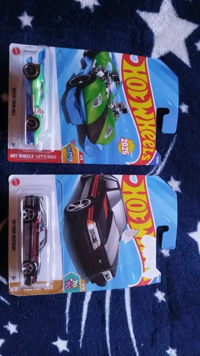 Set de Autos Hot Wheels Super Twin Mill y '92 Ford Mustang - miniatura 1