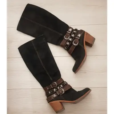 Botas negras de cuero con hebillas decorativas - miniatura 1