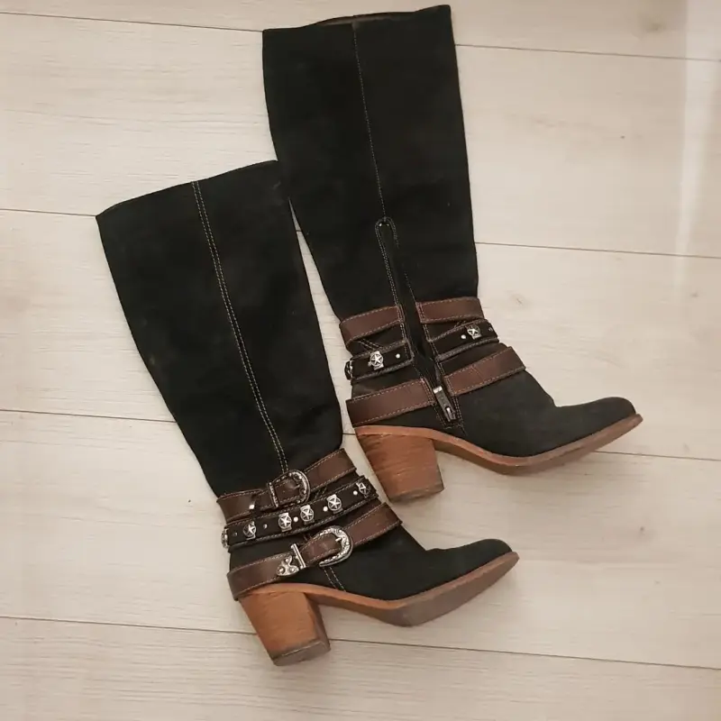 Botas negras de cuero con hebillas decorativas - 2