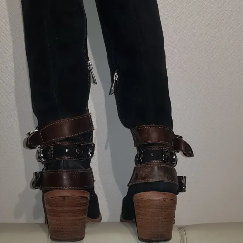 Botas negras de cuero con hebillas decorativas - 3