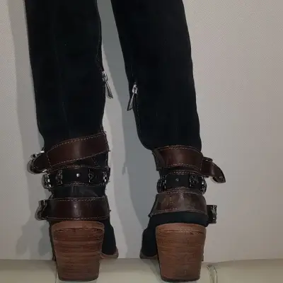 Botas negras de cuero con hebillas decorativas - miniatura 3