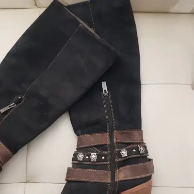 Botas negras de cuero con hebillas decorativas - miniatura 5