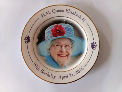 Plato conmemorativo Reina Isabel II 90 cumpleaños - miniatura 1