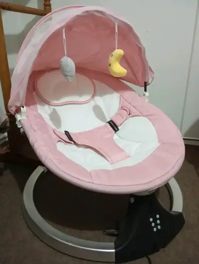 Silla mecedora para bebé rosada con dos juguetes colgantes - miniatura 1
