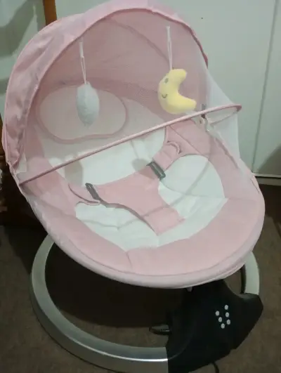 Silla mecedora para bebé rosada con dos juguetes colgantes - miniatura 2