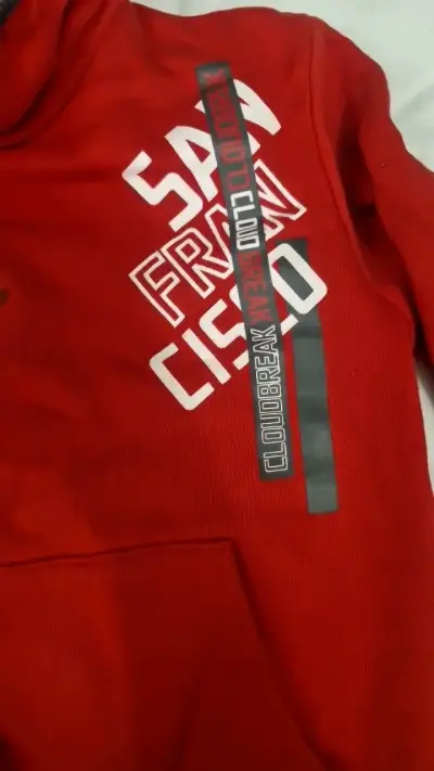 Polerón rojo con capucha y diseño San Francisco - miniatura 3