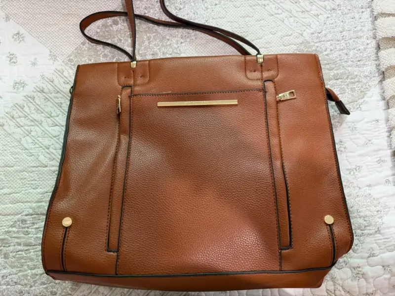 Bolso tote de cuero marrón con detalles dorados