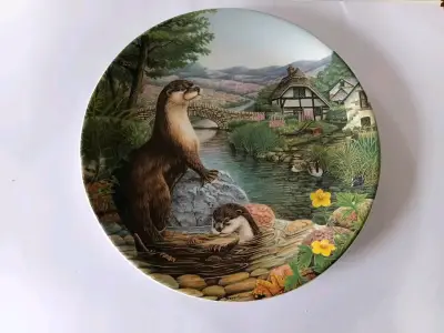 Plato decorativo edición limitada 'Otters at Play' - miniatura 1