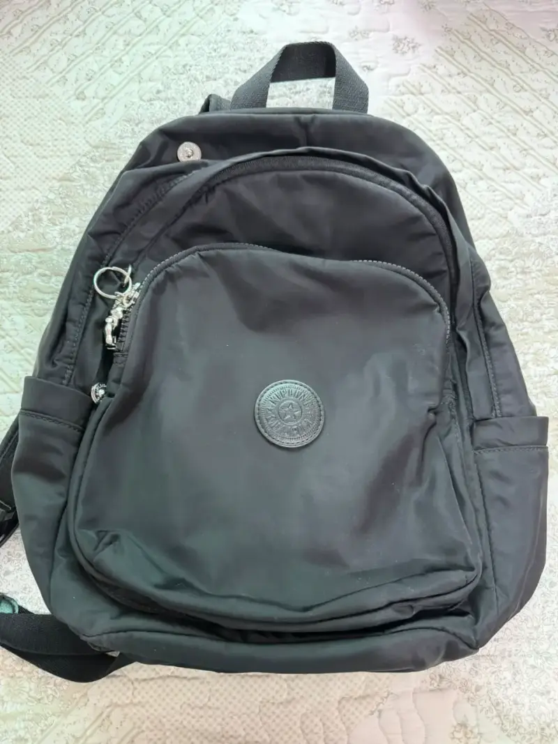 Mochila negra con múltiples compartimentos