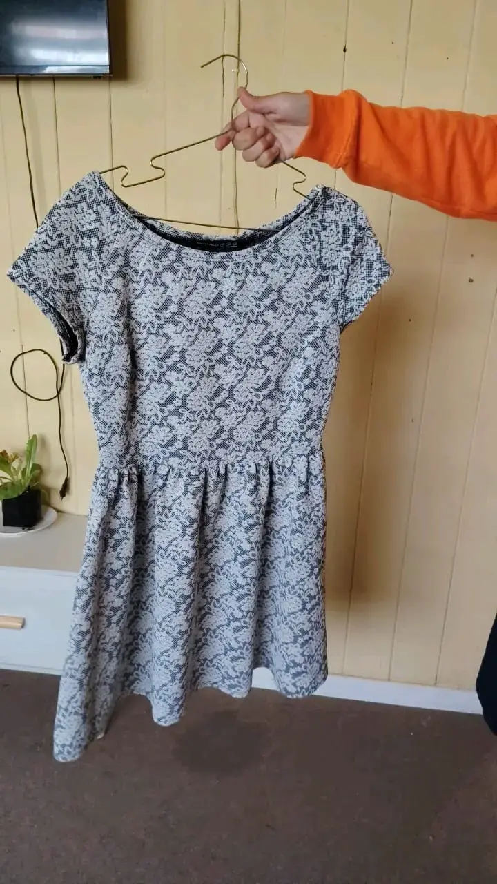 Vestido corto de encaje blanco y negro