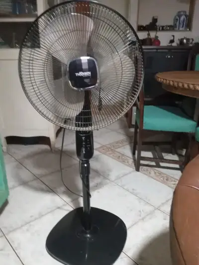 Ventilador de pie Thorben negro ajustable - miniatura 1