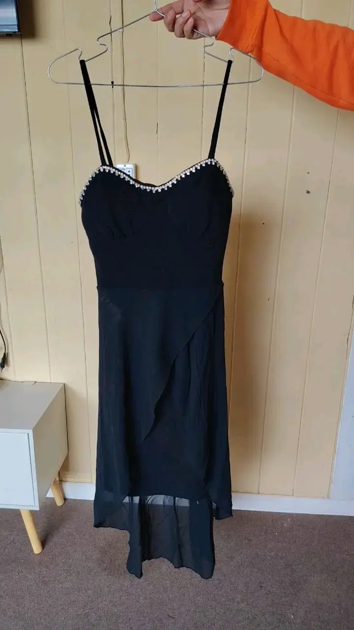 Vestido negro elegante con detalles de perlas