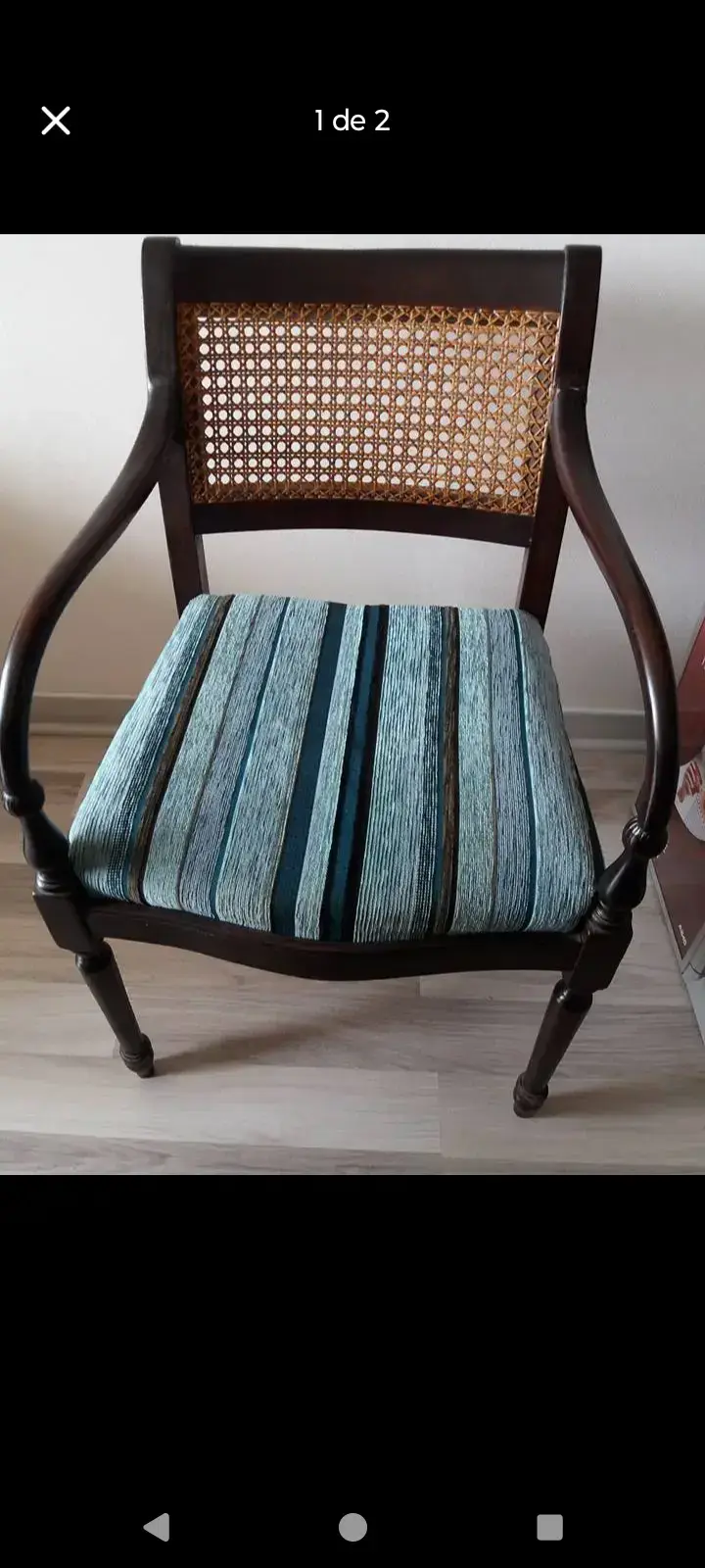 Silla de madera con respaldo tejido