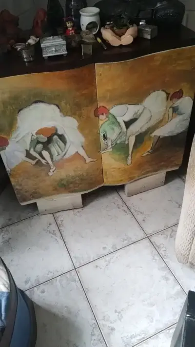 Mueble decorativo con diseño artístico - miniatura 1