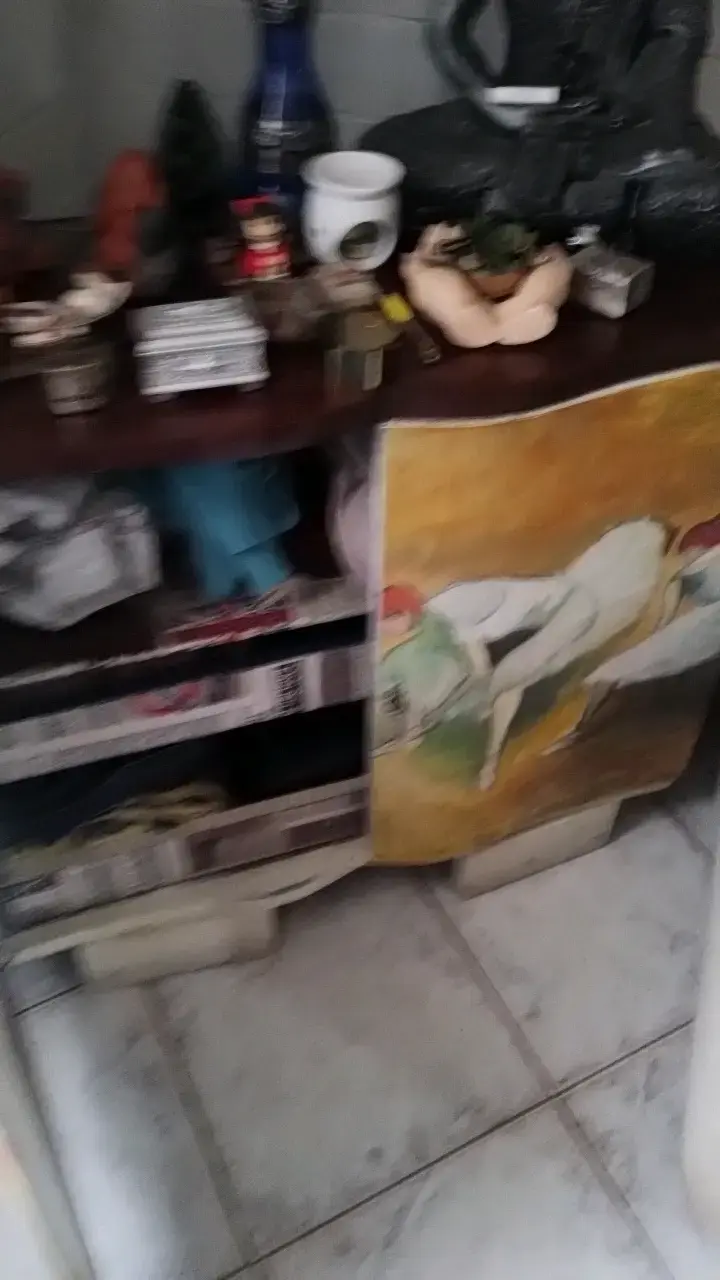Mueble decorativo con diseño artístico - 2