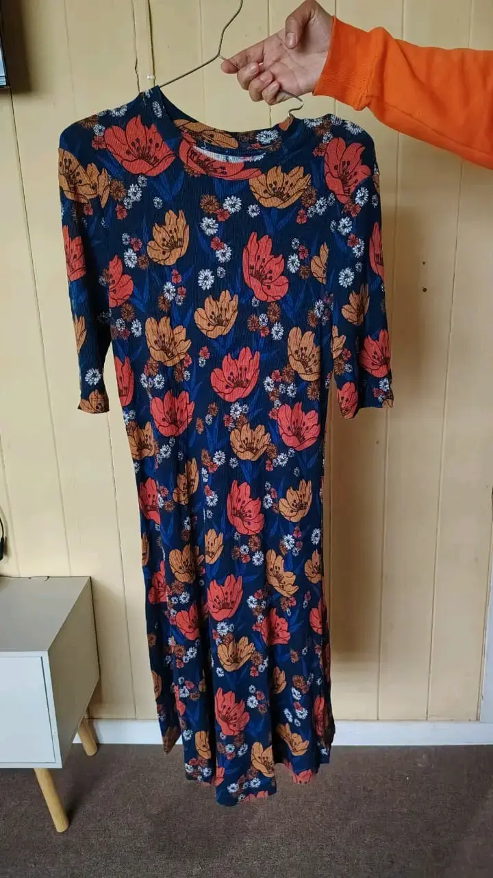 Vestido largo floral azul con mangas