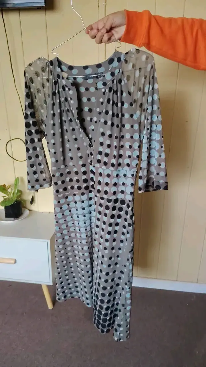Vestido de lunares gris y negro
