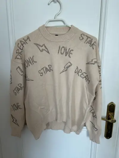 Suéter beige con diseño de palabras y cristales - miniatura 1