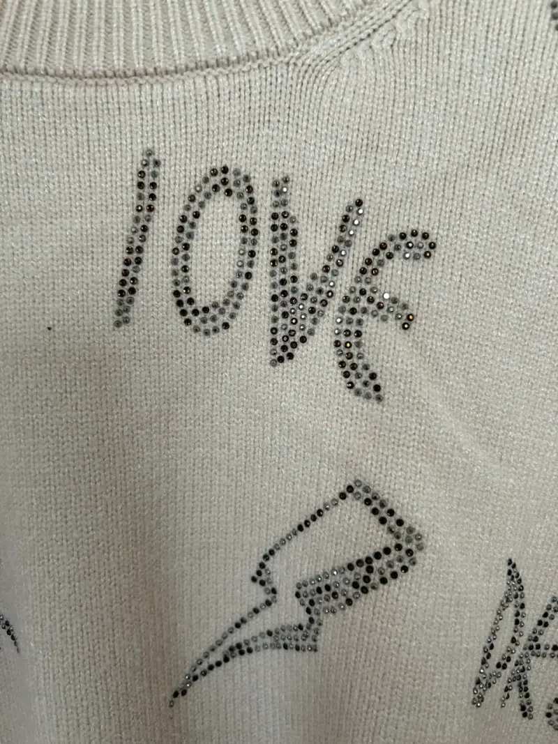 Suéter beige con diseño de palabras y cristales - 2