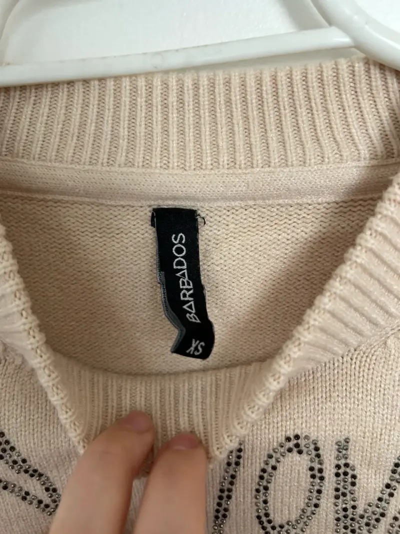 Suéter beige con diseño de palabras y cristales - 3