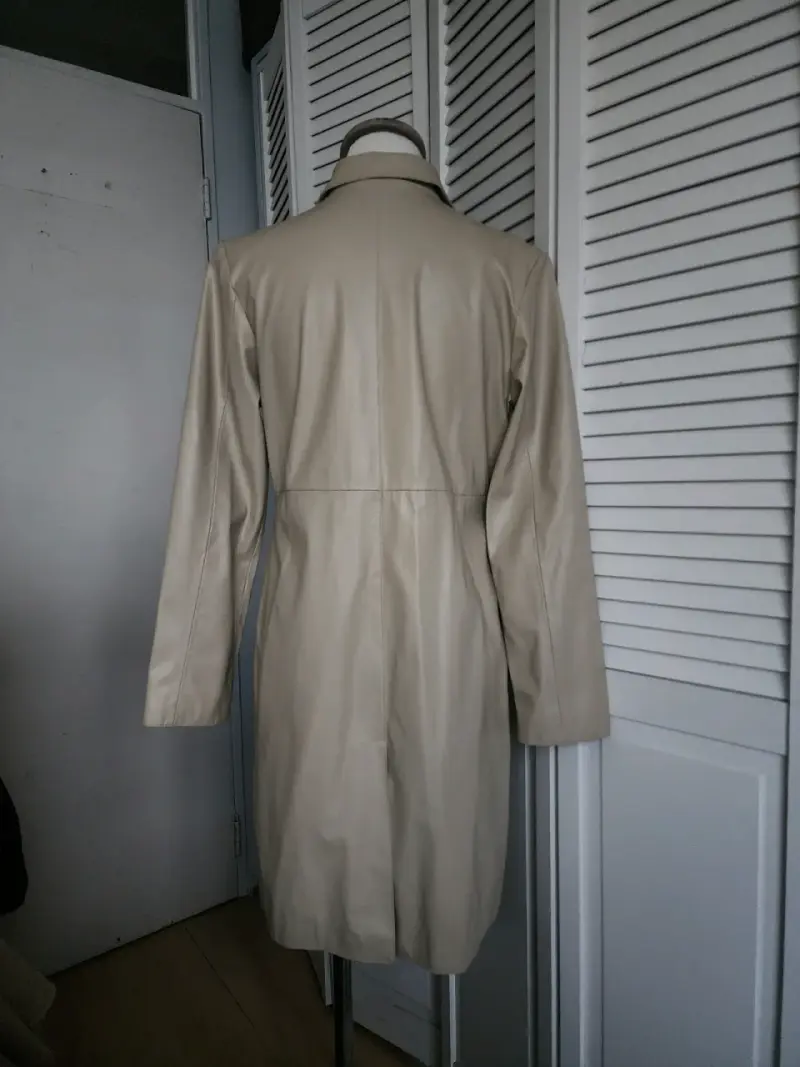 Abrigo beige cuero ecológico para mujer - 2