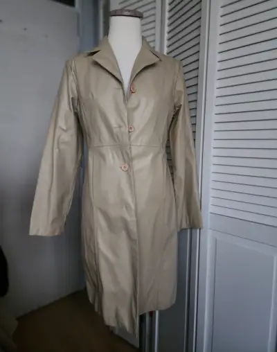 Abrigo beige cuero ecológico para mujer - miniatura 3