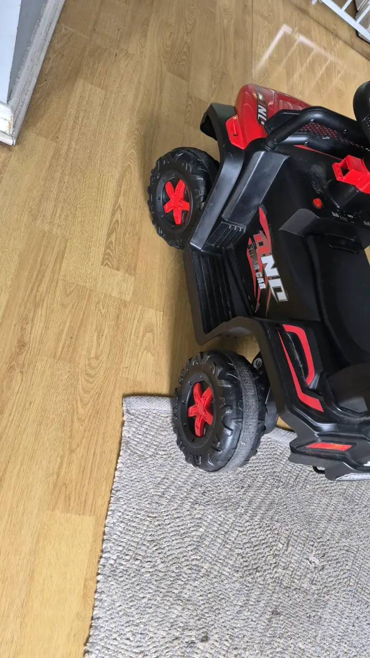 Auto eléctrico recargable para niños hasta 30 kg - 3
