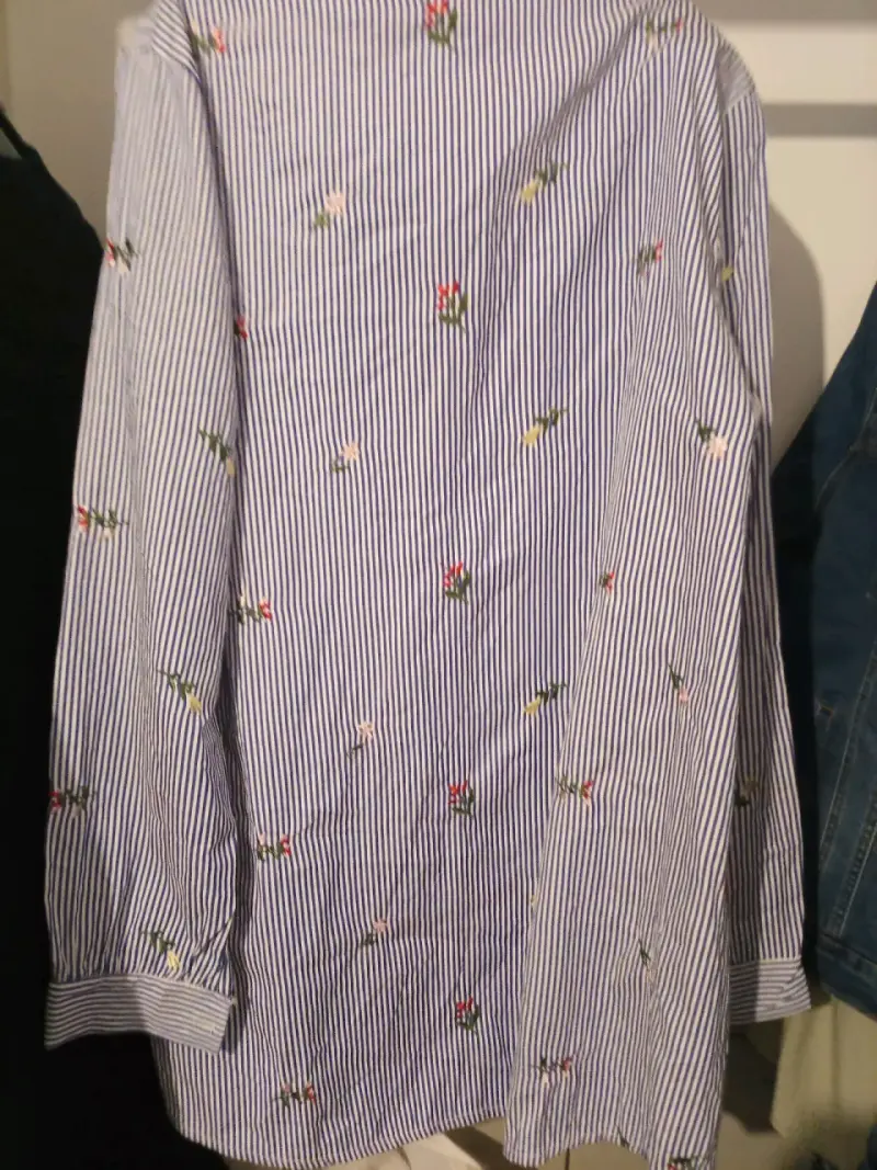 Camisa de rayas con bordado floral