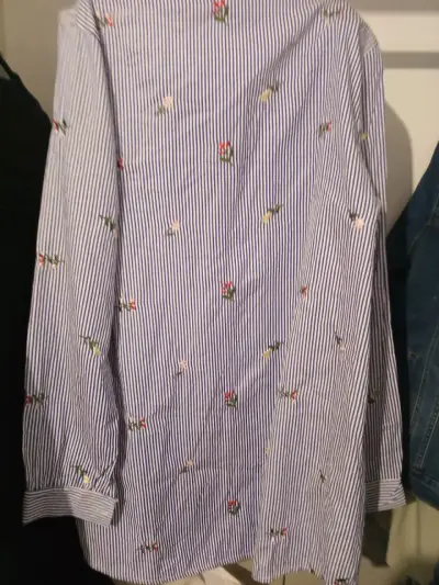 Camisa de rayas con bordado floral - miniatura 1