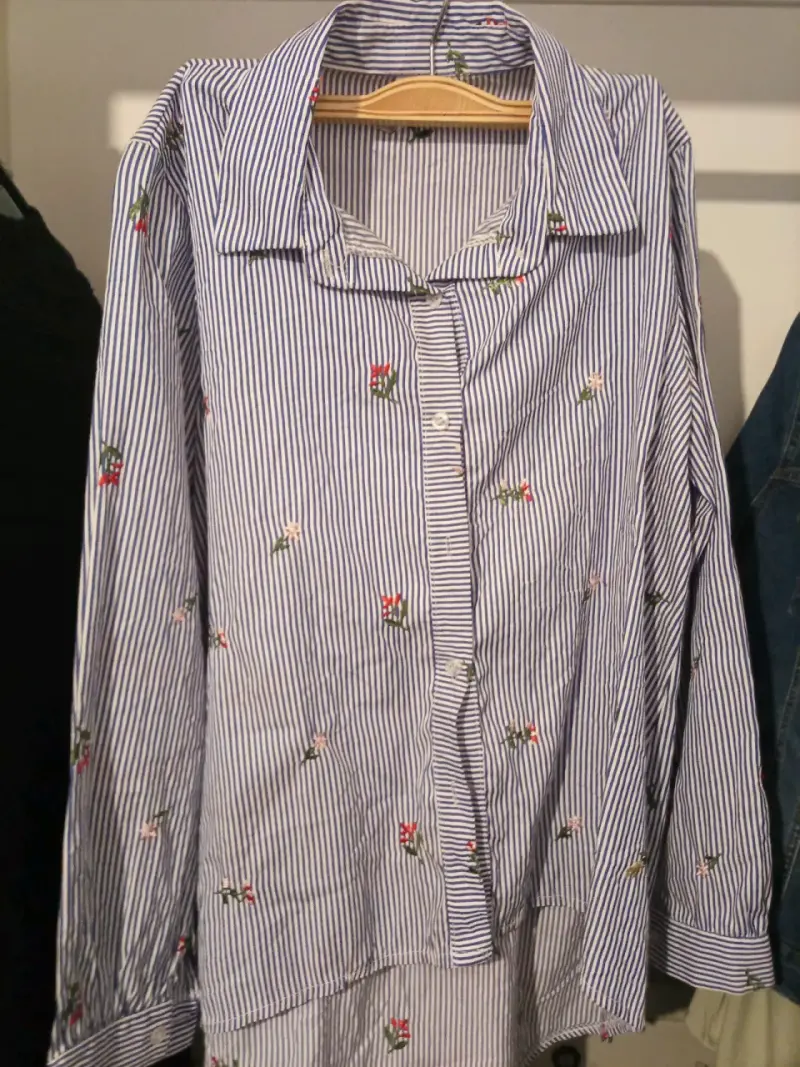Camisa de rayas con bordado floral - 2