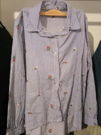 Camisa de rayas con bordado floral - miniatura 2
