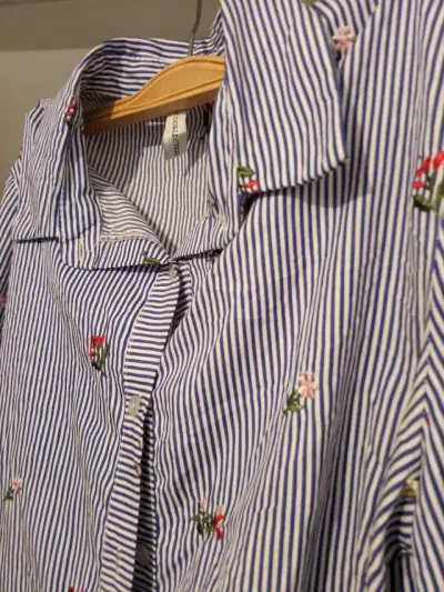 Camisa de rayas con bordado floral - miniatura 3