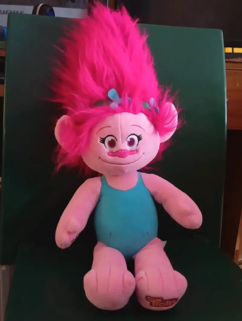 Peluche Trolls Poppy con Traje Azul - 1