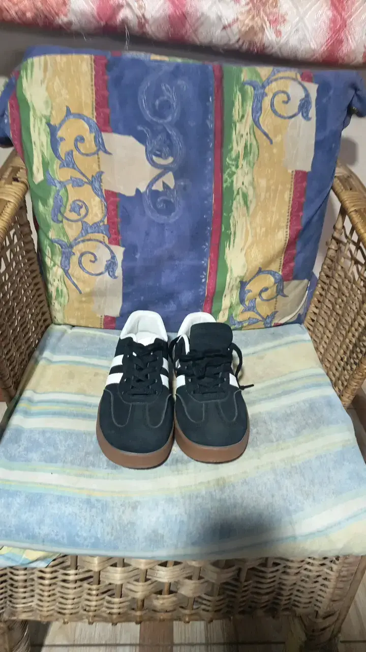Zapatillas deportivas negras con suela de goma - 1
