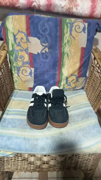 Zapatillas deportivas negras con suela de goma - miniatura 1