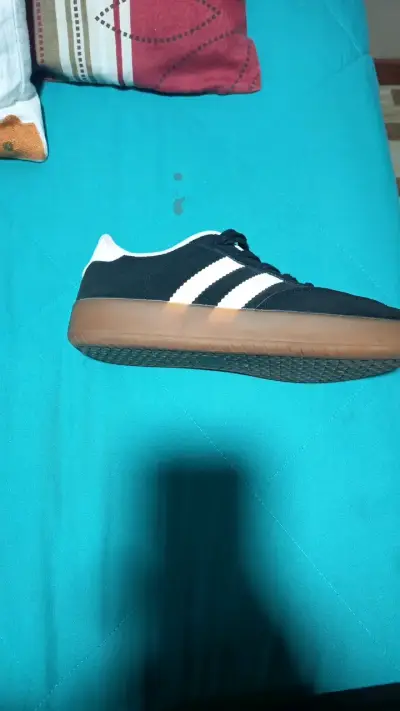 Zapatillas deportivas negras con suela de goma - miniatura 2