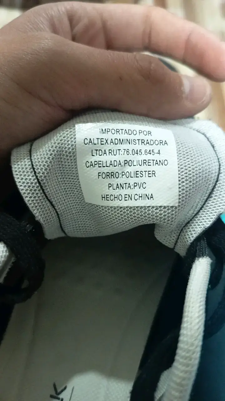 Zapatillas deportivas negras con suela de goma - 3