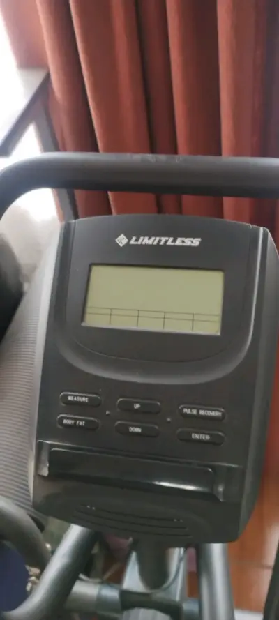 Bicicleta elíptica Limitless M71i en buen estado - miniatura 2