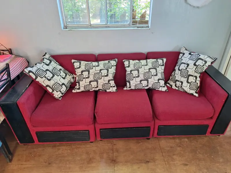 Sofá modular rojo con cojines decorativos - 1