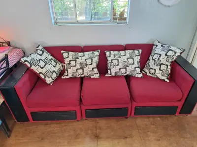 Sofá modular rojo con cojines decorativos - miniatura 1
