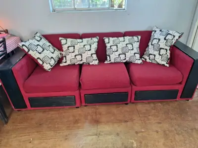 Sofá modular rojo con cojines decorativos - miniatura 2