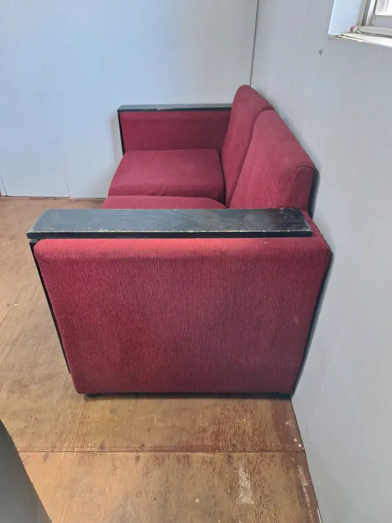 Sofá modular rojo con cojines decorativos - 3