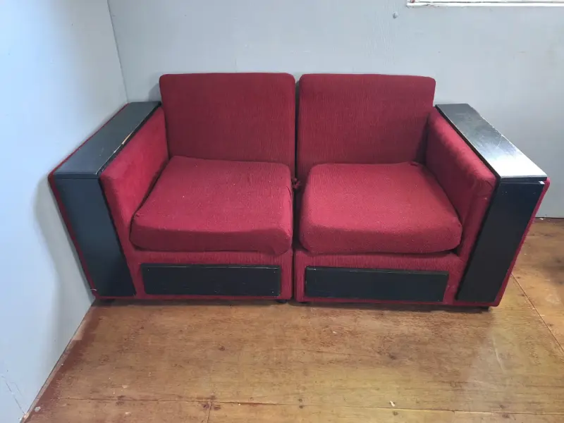 Sofá modular rojo con cojines decorativos - 4