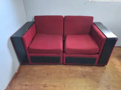 Sofá modular rojo con cojines decorativos - miniatura 4
