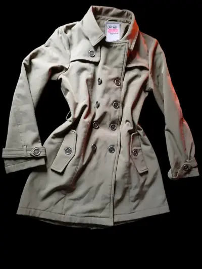 Abrigo beige para mujer con botones - miniatura 1
