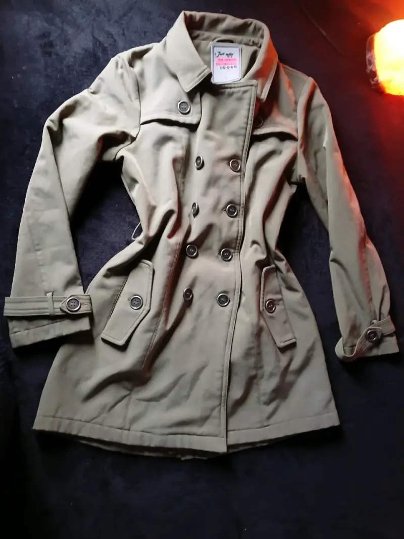 Abrigo beige para mujer con botones - 3