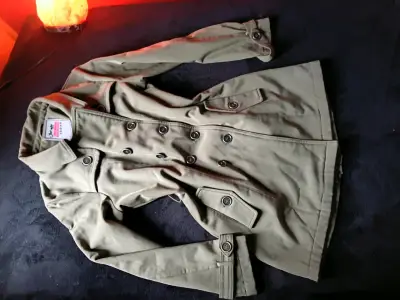 Abrigo beige para mujer con botones - miniatura 4
