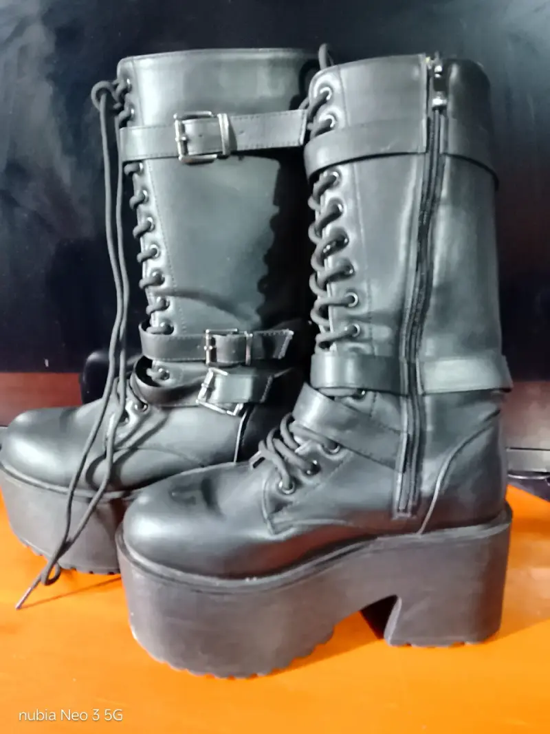 Botas negras de plataforma con cordones y hebillas - 1