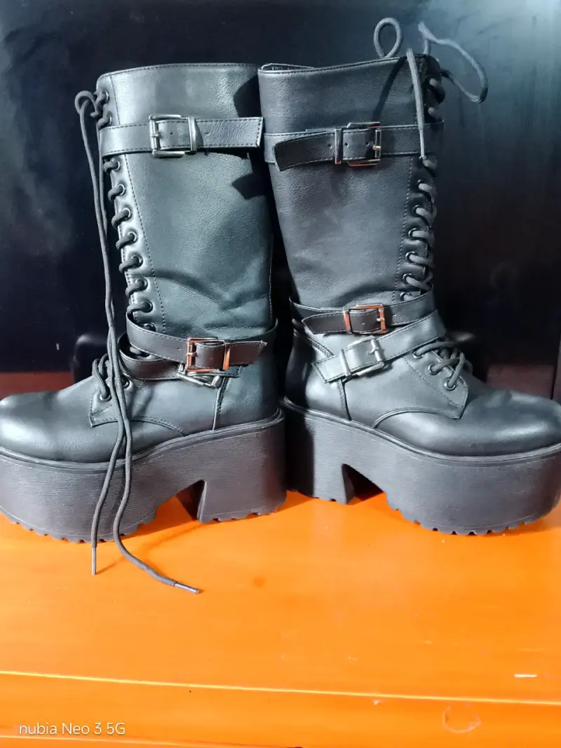 Botas negras de plataforma con cordones y hebillas - 2