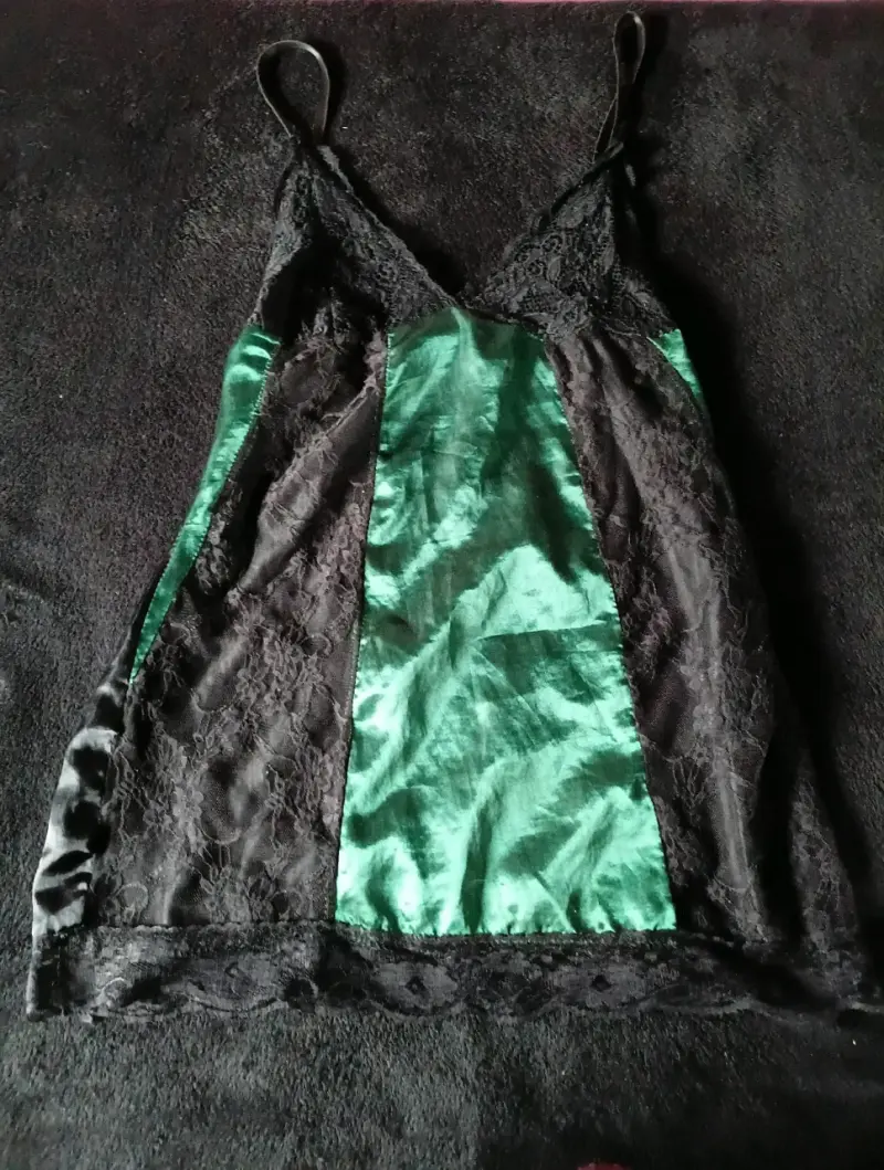 Camisón de encaje negro y verde elegante